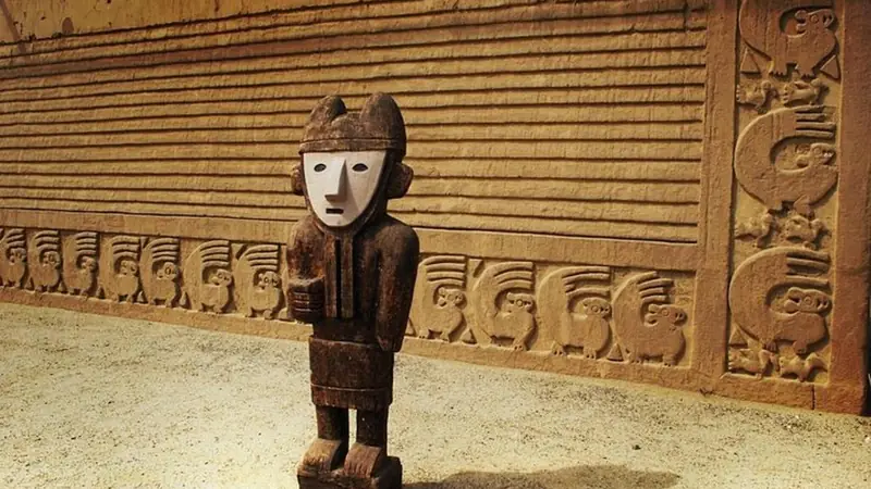 Trujillo in a day: Chan Chan, Huanchaco, Sun and Moon